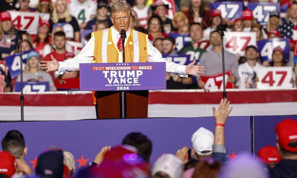 El ex presidente estadounidense y candidato presidencial republicano Donald Trump habla durante un evento de campaña en el Resch Center en Green Bay, Wisconsin, EE.UU., el 30 de octubre de 2024. EFE/EPA/JEFFERY PHELPS