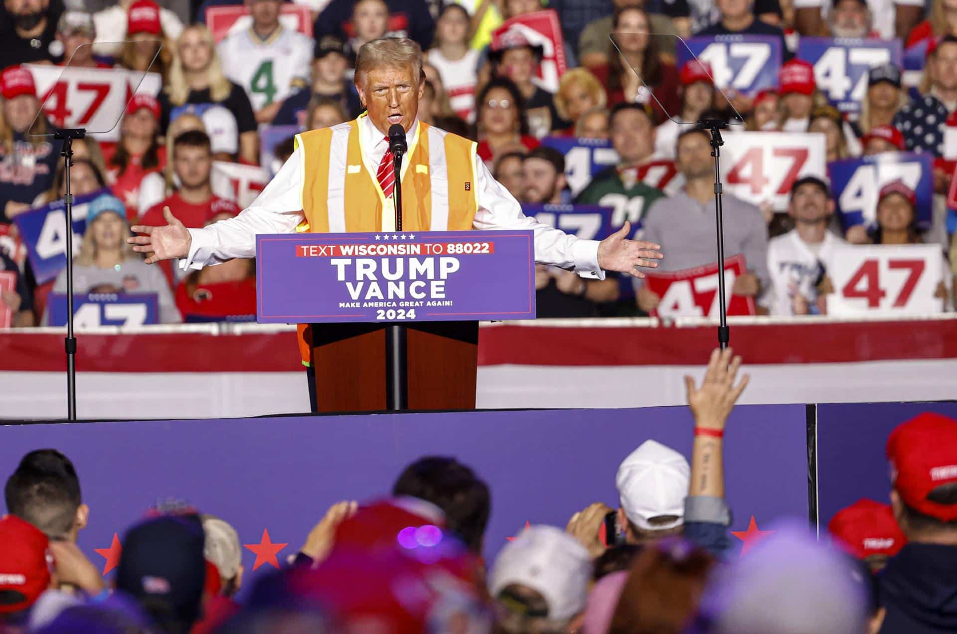 El ex presidente estadounidense y candidato presidencial republicano Donald Trump habla durante un evento de campaña en el Resch Center en Green Bay, Wisconsin, EE.UU., el 30 de octubre de 2024. EFE/EPA/JEFFERY PHELPS