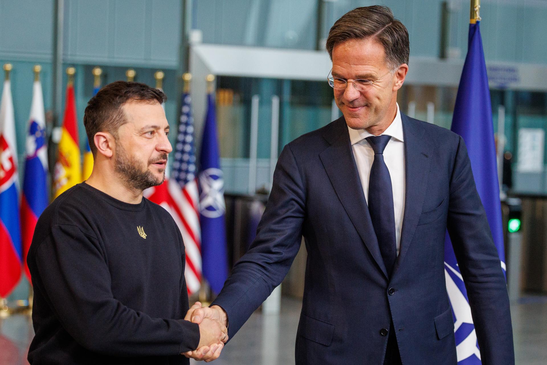 El secretario general de la OTAN, Mark Rutte, (d) saluda al presidente ucraniano, Volodímir Zelenski, quien presentó su "Plan de la Victoria" en Bruselas el 17 de octubre de 2024. EFE/EPA/OLIVIER MATTHYS