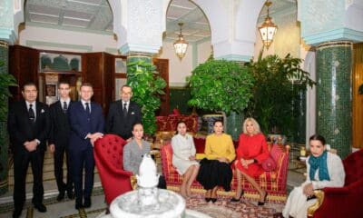 Una fotografía proporcionada por Maghreb Arabe Presse muestra al rey Mohamed VI de Marruecos (4-I) reuniéndose con el presidente francés Emmanuel Macron (3-I) en la Oficina Real en Rabat, Marruecos, el 28 de octubre de 2024. También aparecen en la imagen el príncipe heredero de Marruecos, Moulay El Hassan (2-i), el príncipe de Marruecos, Moulay Rachid (i), y la primera dama de Francia, Brigitte Macron. El presidente francés, Macron, realizará una visita de Estado a Marruecos del 28 al 30 de octubre. (Francia, Marruecos) EFE/EPA/Maghreb Arabe Presse FOLLETO FOLLETO SOLO PARA USO EDITORIAL/NO SE VENDE