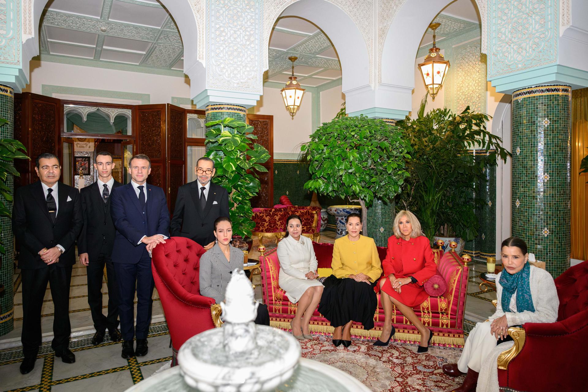 Una fotografía proporcionada por Maghreb Arabe Presse muestra al rey Mohamed VI de Marruecos (4-I) reuniéndose con el presidente francés Emmanuel Macron (3-I) en la Oficina Real en Rabat, Marruecos, el 28 de octubre de 2024. También aparecen en la imagen el príncipe heredero de Marruecos, Moulay El Hassan (2-i), el príncipe de Marruecos, Moulay Rachid (i), y la primera dama de Francia, Brigitte Macron. El presidente francés, Macron, realizará una visita de Estado a Marruecos del 28 al 30 de octubre. (Francia, Marruecos) EFE/EPA/Maghreb Arabe Presse FOLLETO FOLLETO SOLO PARA USO EDITORIAL/NO SE VENDE