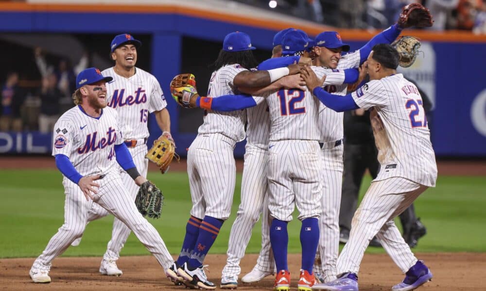 Los jugadores de los Mets reaccionan después de ganar el cuarto juego de los playoffs de la Serie Divisional de la Liga Americana de las Grandes Ligas de Béisbol (MLB) frente a los Filis de Filadelfia. EFE/EPA/SARAH YENESEL