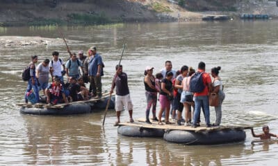 Migrantes cruzan el río Suchiate en el estado de Chiapas (México). Archivo. EFE/ Juan Manuel Blanco