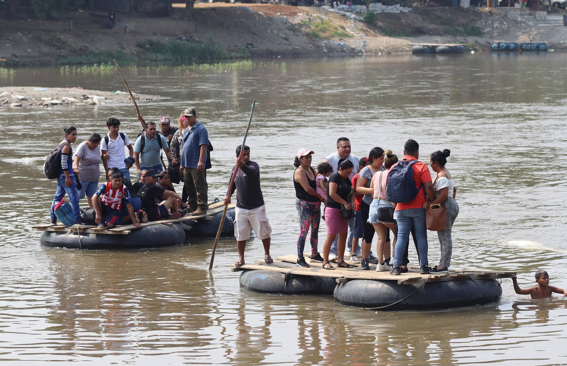 Migrantes cruzan el río Suchiate en el estado de Chiapas (México). Archivo. EFE/ Juan Manuel Blanco