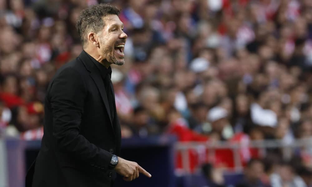 El entrenador del Atlético de Madrid, 'Cholo' Simeone, durante el encuentro correspondiente a la décima jornada de LaLiga EA Sports entre el Atlético de Madrid y el CD Leganés disputado este domingo en el estadio Metropolitano de Madrid. EFE/ Chema Moya