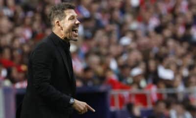 El entrenador del Atlético de Madrid, 'Cholo' Simeone, durante el encuentro correspondiente a la décima jornada de LaLiga EA Sports entre el Atlético de Madrid y el CD Leganés disputado este domingo en el estadio Metropolitano de Madrid. EFE/ Chema Moya