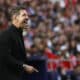 El entrenador del Atlético de Madrid, 'Cholo' Simeone, durante el encuentro correspondiente a la décima jornada de LaLiga EA Sports entre el Atlético de Madrid y el CD Leganés disputado este domingo en el estadio Metropolitano de Madrid. EFE/ Chema Moya