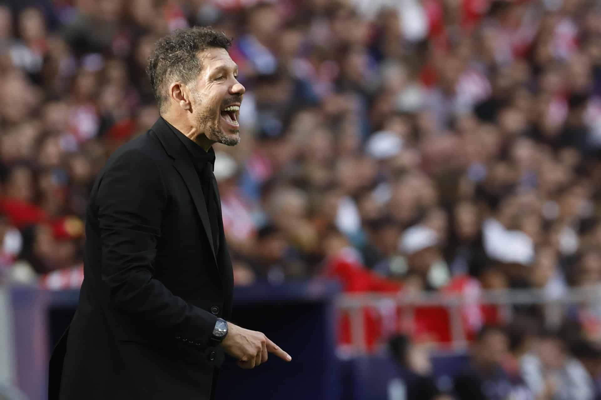 El entrenador del Atlético de Madrid, 'Cholo' Simeone, durante el encuentro correspondiente a la décima jornada de LaLiga EA Sports entre el Atlético de Madrid y el CD Leganés disputado este domingo en el estadio Metropolitano de Madrid. EFE/ Chema Moya