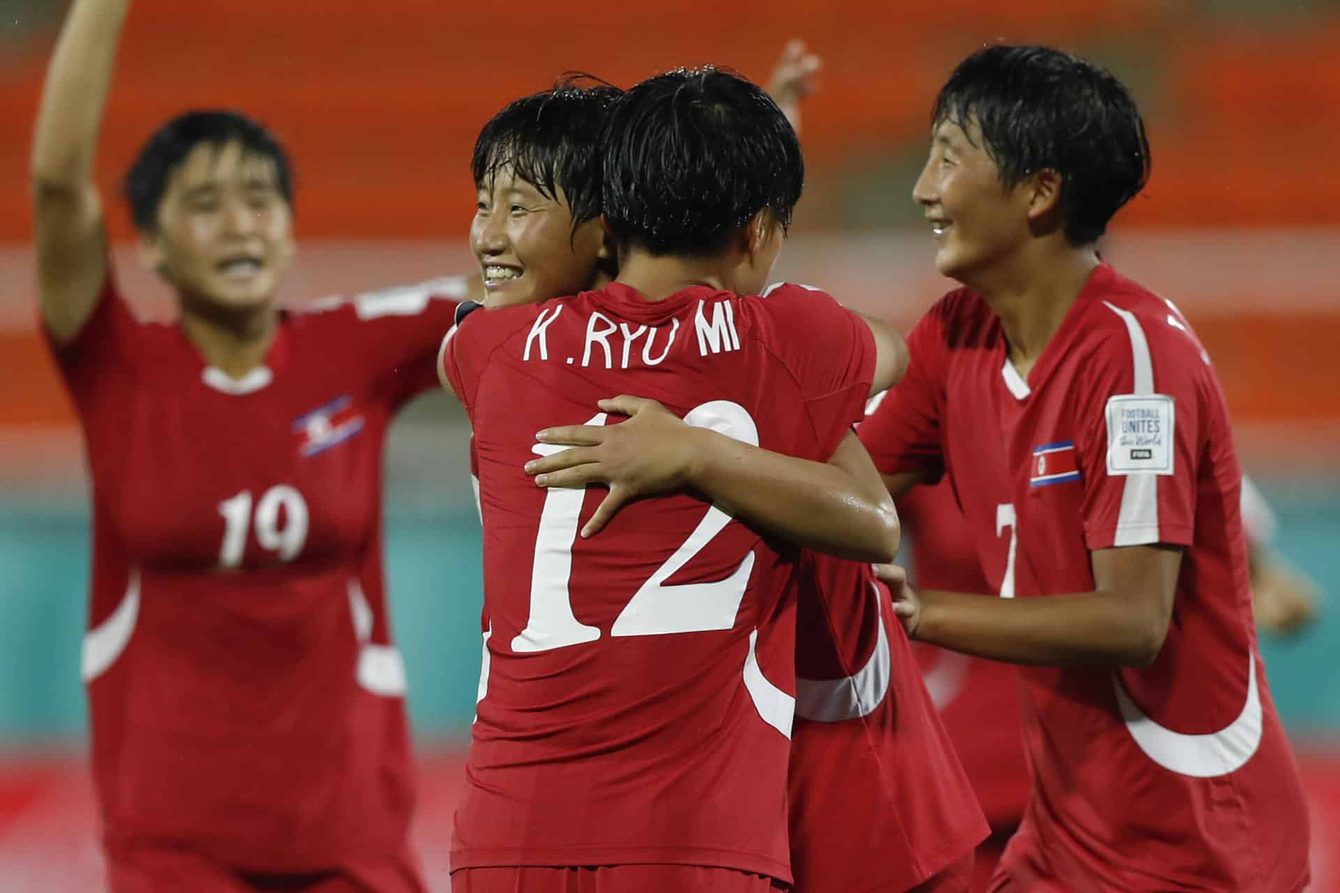 Jugadoras de Corea del Norte celebran un gol ante Inglaterra en un partido del Mundial Femenino sub-17. EFE/ Diana Sánchez