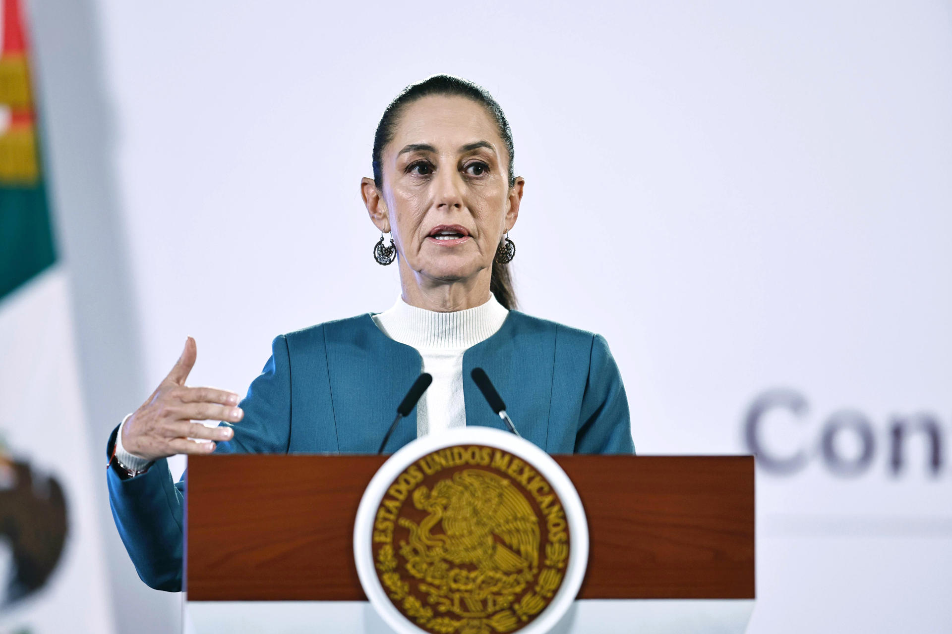 La presidenta de México Claudia Sheinbaum, habla este jueves, durante una conferencia de prensa en Palacio Nacional de la Ciudad de México (México). EFE/Sáshenka Gutiérrez