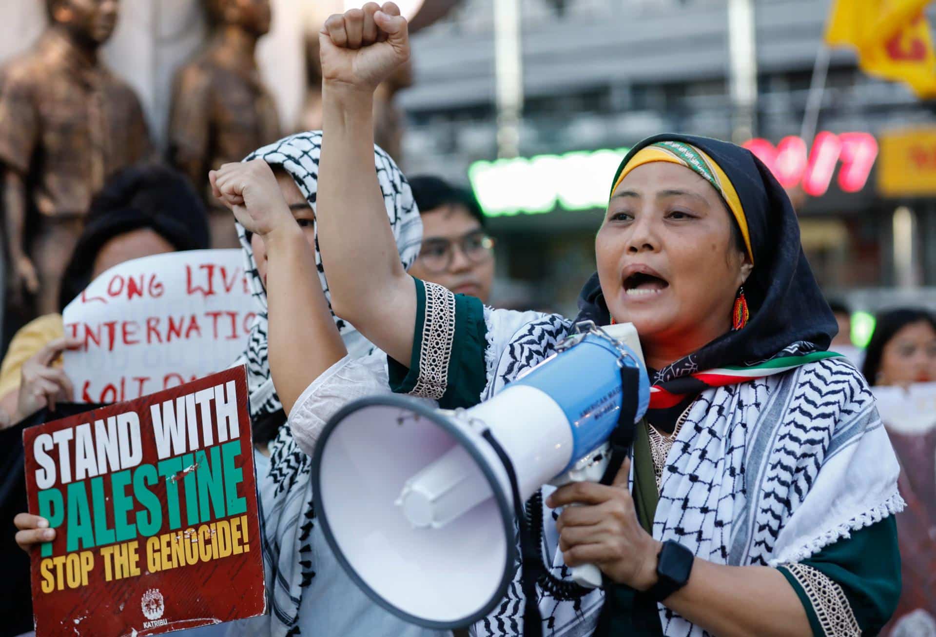 Decenas de filipinos se manifiestan en Manila en favor de Palestina. 
EFE/EPA/ROLEX DELA PENA