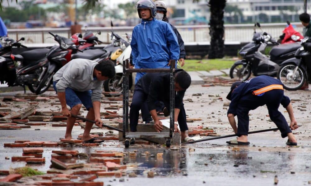 Un grupo de vietnamitas trata de arreglar los daños causados por la tormenta Trami tras tocar tierra el domingo en el centro de Vietnam.
EFE/EPA/VIETNAM NEWS AGENCY/HANDOUT HANDOUT HANDOUT EDITORIAL USE ONLY/NO SALES