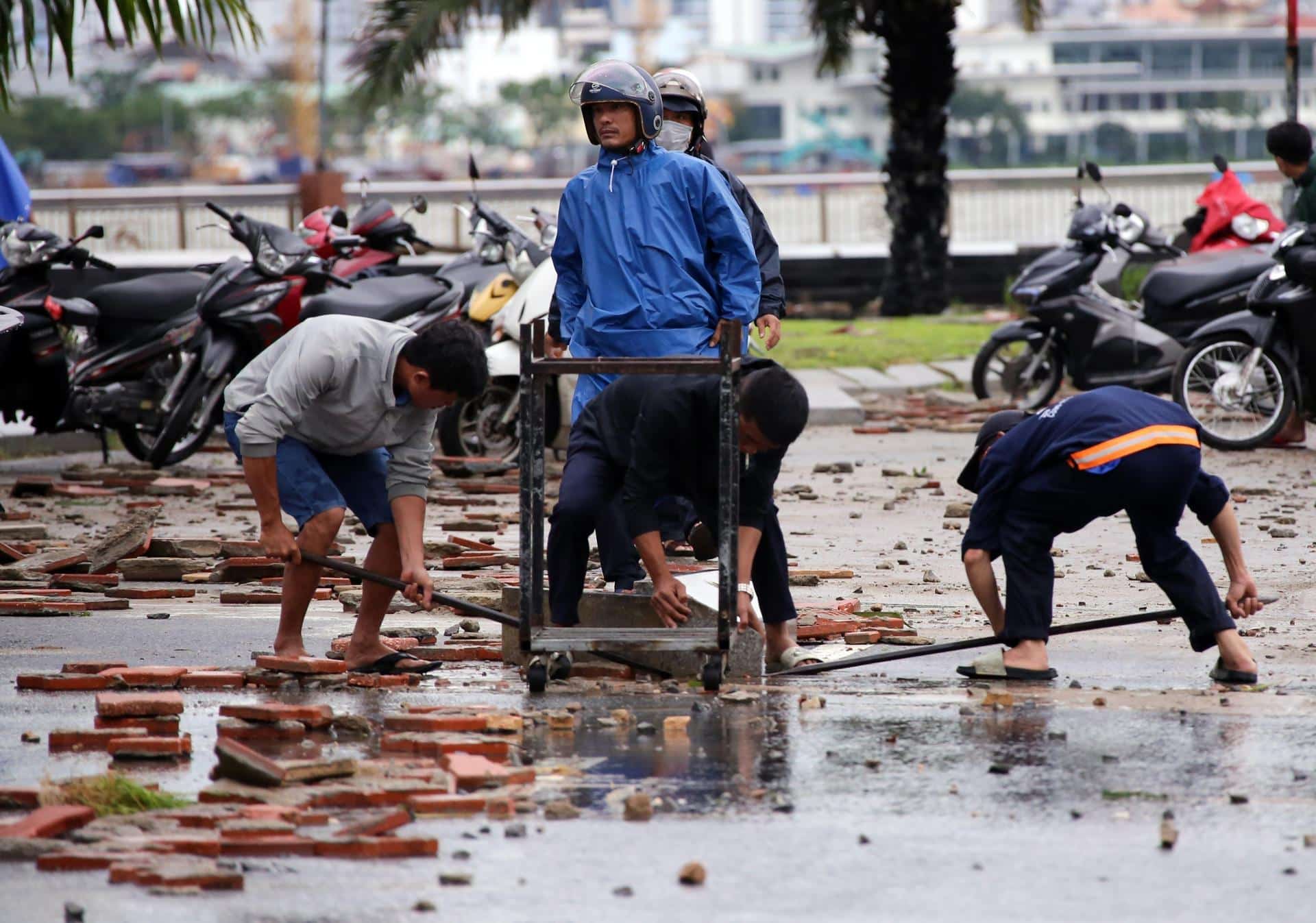 Un grupo de vietnamitas trata de arreglar los daños causados por la tormenta Trami tras tocar tierra el domingo en el centro de Vietnam.
EFE/EPA/VIETNAM NEWS AGENCY/HANDOUT HANDOUT HANDOUT EDITORIAL USE ONLY/NO SALES