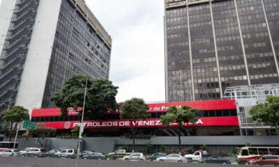 Fotografía de un edificio de la empresa Petróleos de Venezuela Sociedad Anónima (PDVSA), en Caracas (Venezuela). EFE/ Ronald Peña