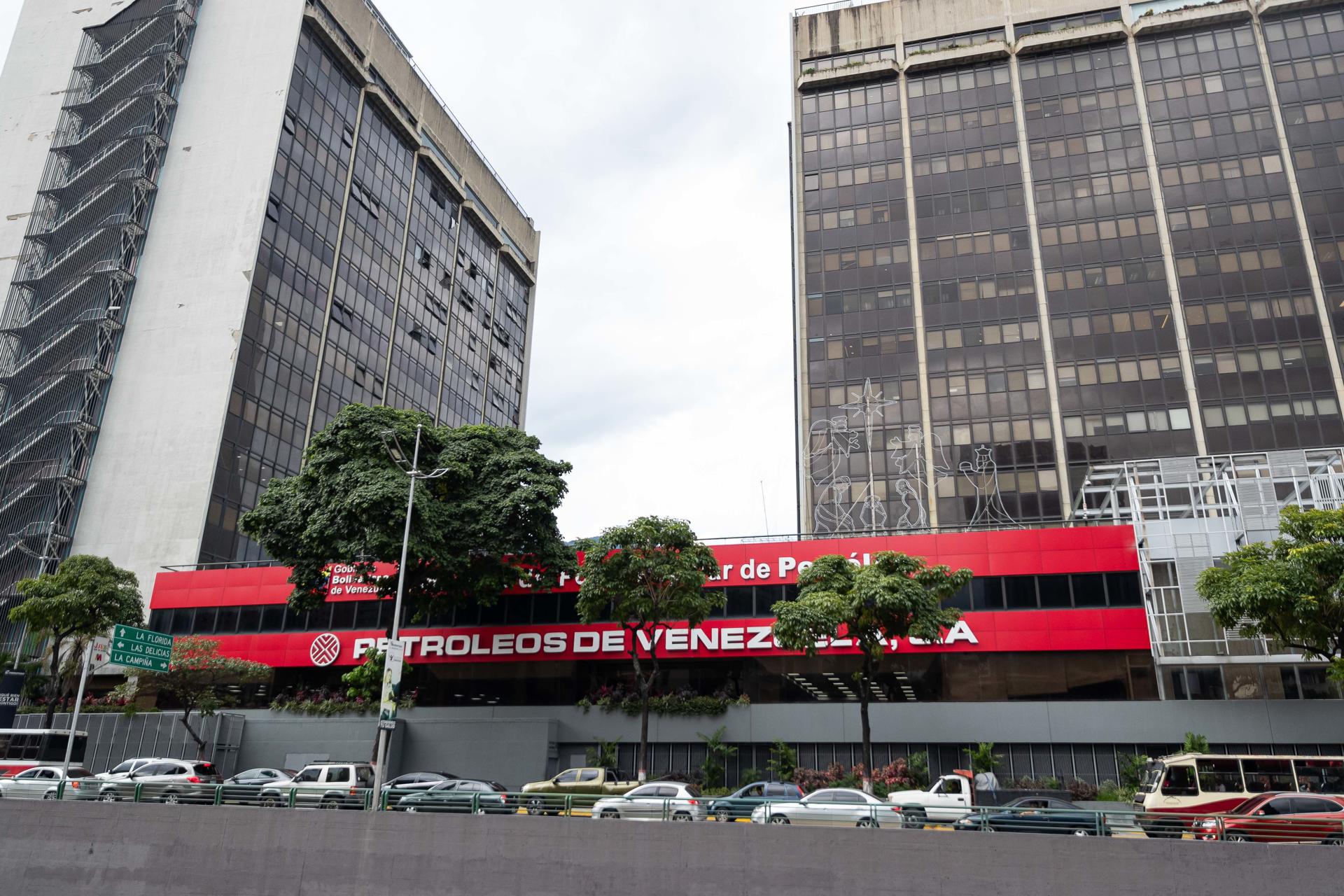 Fotografía de un edificio de la empresa Petróleos de Venezuela Sociedad Anónima (PDVSA), en Caracas (Venezuela). EFE/ Ronald Peña