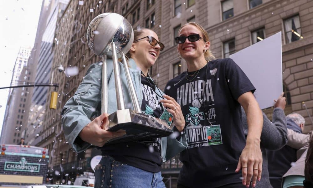 Las jugadoras de las New York Liberty Ivana Dojkic (i) y Leonie Fiebich (d) celebran con el trofeo de campeonas de la WNBA en la ciudad de Nueva York. EFE/SARAH YENESEL