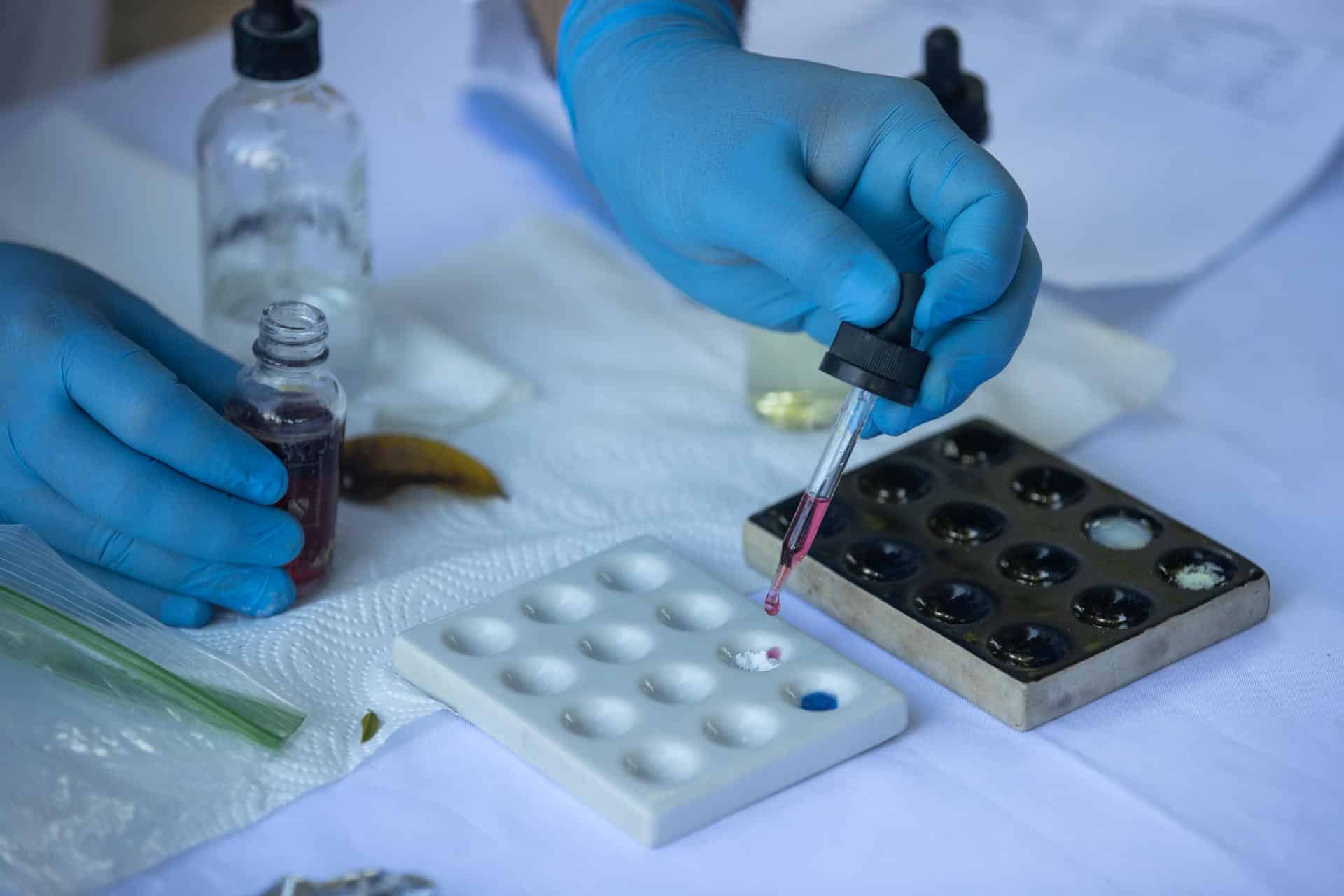 Fotografpia de archivo en la que un funcionario del Instituto Nacional de Ciencias Forenses (Inacif) de República Dominicana realiza una prueba de pureza a paquetes de drogas incautadas. EFE/ Orlando Barría