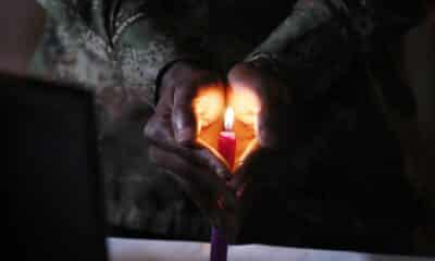 Fotografía de archivo del 31 de marzo de 2023 de un soldado que protege una vela encendida durante una 'velatón' en memoria de los soldados asesinados en el marco del conflicto en el país, en Bogotá (Colombia). EFE/ Carlos Ortega