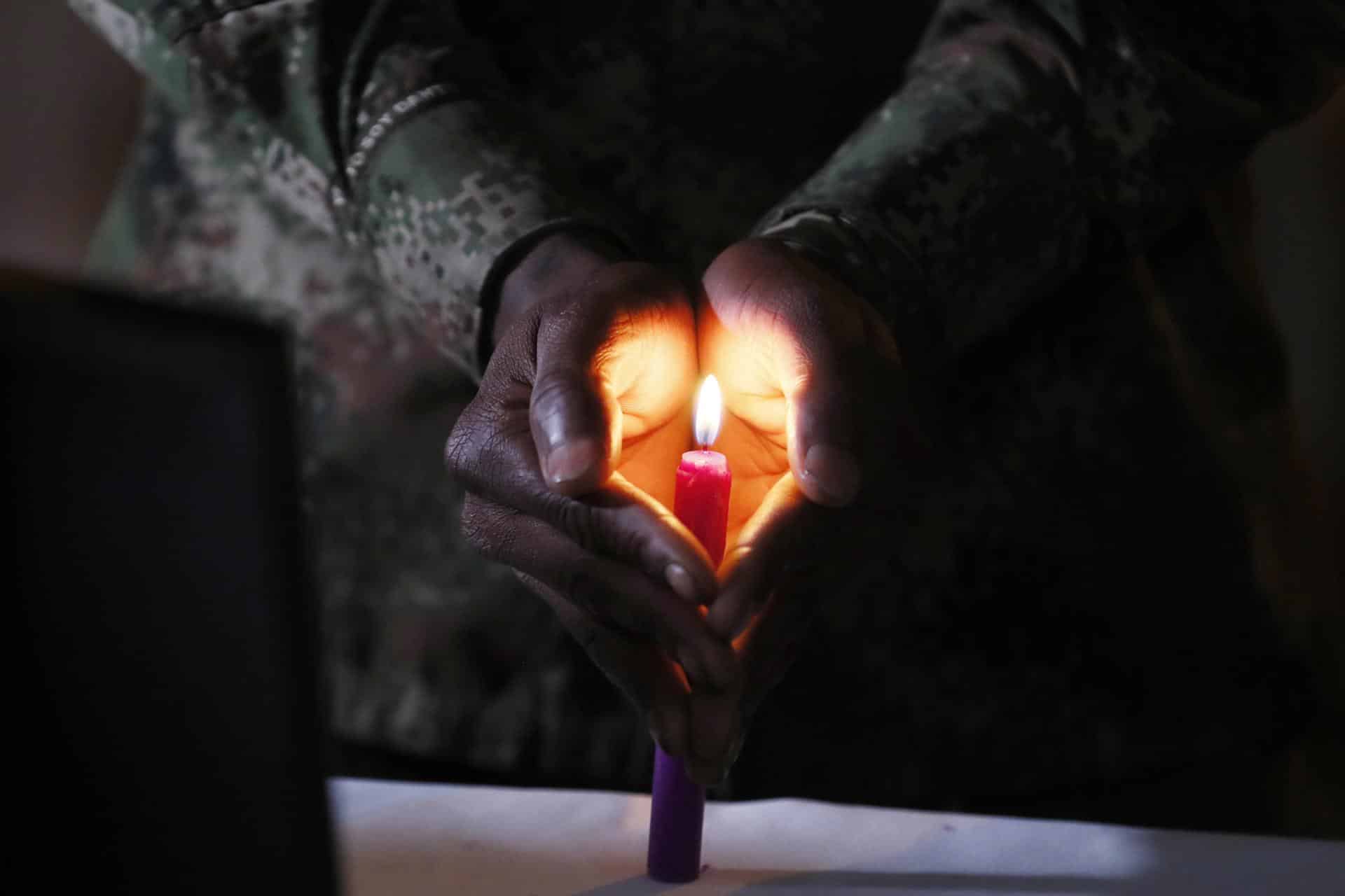 Fotografía de archivo del 31 de marzo de 2023 de un soldado que protege una vela encendida durante una 'velatón' en memoria de los soldados asesinados en el marco del conflicto en el país, en Bogotá (Colombia). EFE/ Carlos Ortega