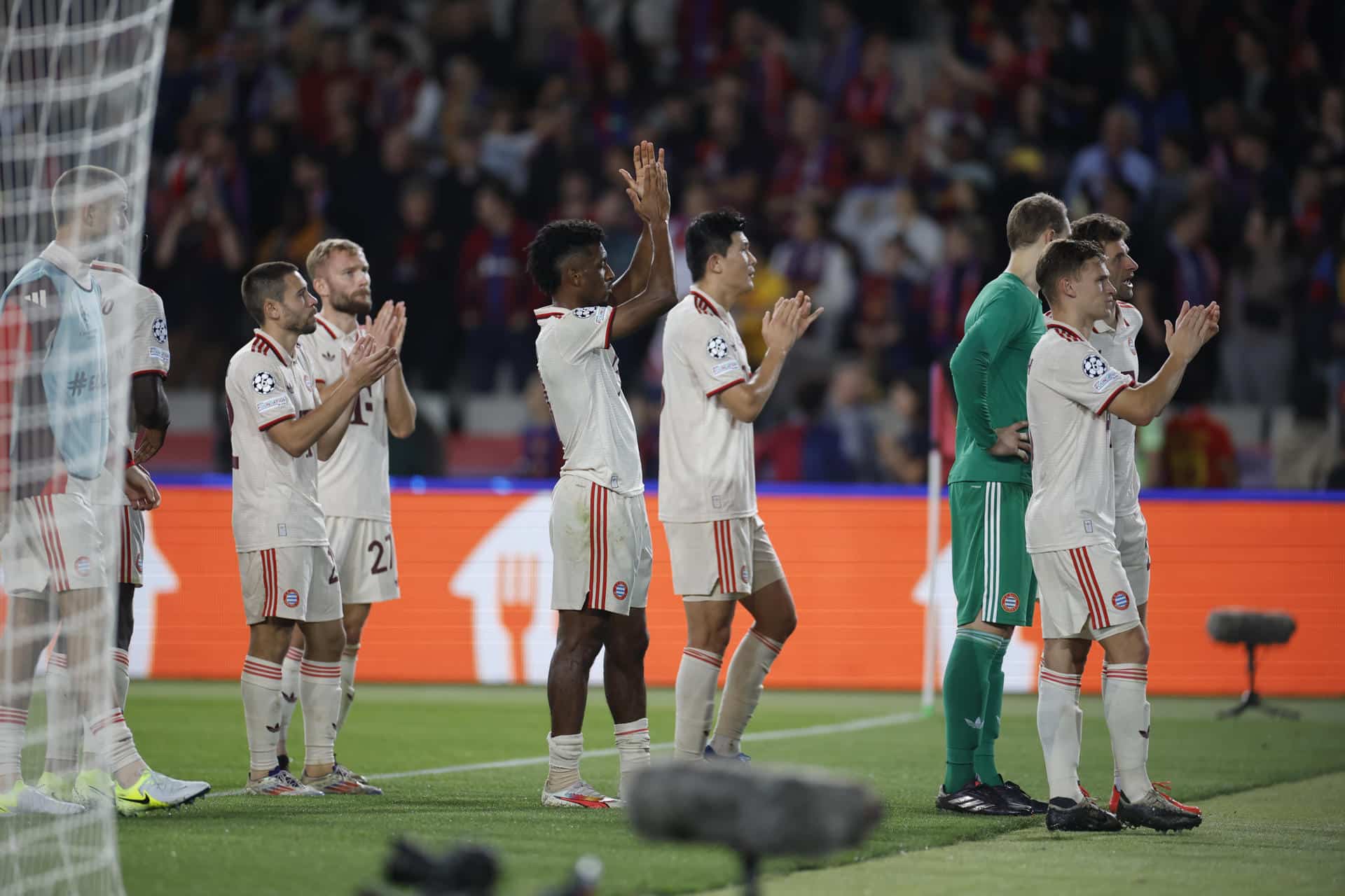 Los jugadores del Bayern, al término del partido de la Liga de Campeones que FC Barcelona y Bayern Munich. EFE/Alberto Estévez