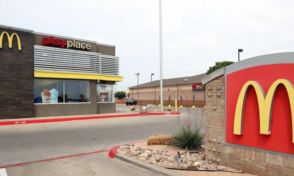 Fotografía de archivo de un letrero y restaurante de McDonald's en Hutto, Texas, EE.UU.. EFE/ADAM DAVIS