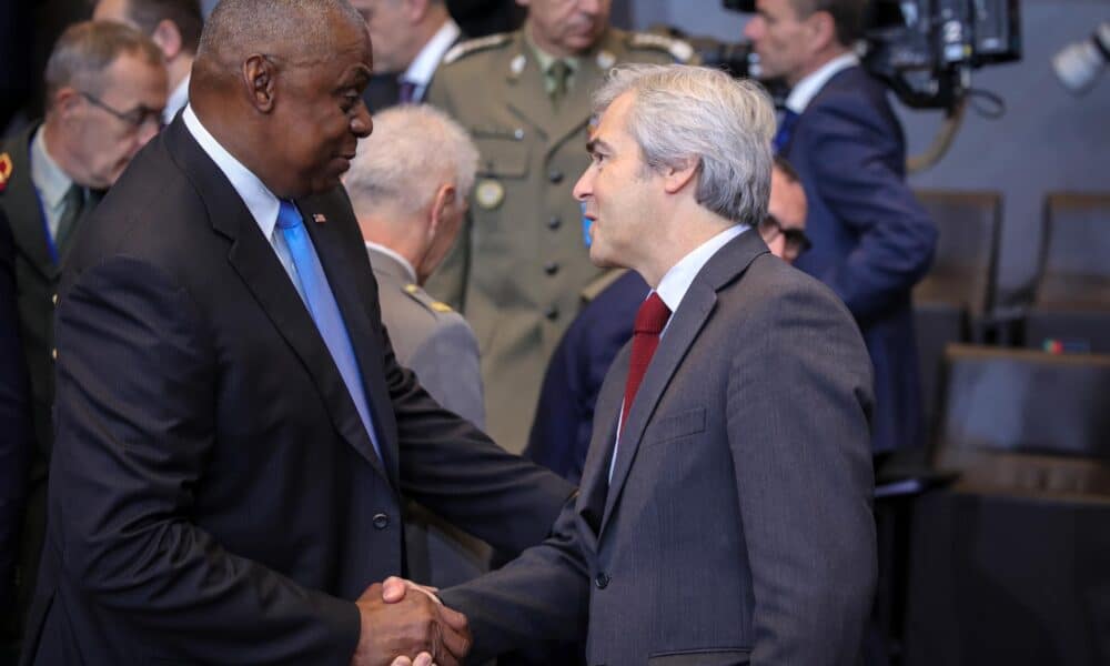 El Secretario de Defensa de Estados Unidos, Lloyd J. Austin III (izq.), estrecha la mano del Ministro de Defensa de Portugal, Nuno Melo, durante el Consejo de Ministros de Defensa de la Organización del Tratado del Atlántico Norte (OTAN) en la sede de la OTAN en Bruselas, Bélgica, el 18 de octubre de 2024. Los Ministros de Defensa aliados se reunirán en la sede de la OTAN en Bruselas los días 17 y 18 de octubre de 2024. (Bélgica, Bruselas) EFE/EPA/OLIVIER MATTHYS