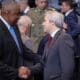 El Secretario de Defensa de Estados Unidos, Lloyd J. Austin III (izq.), estrecha la mano del Ministro de Defensa de Portugal, Nuno Melo, durante el Consejo de Ministros de Defensa de la Organización del Tratado del Atlántico Norte (OTAN) en la sede de la OTAN en Bruselas, Bélgica, el 18 de octubre de 2024. Los Ministros de Defensa aliados se reunirán en la sede de la OTAN en Bruselas los días 17 y 18 de octubre de 2024. (Bélgica, Bruselas) EFE/EPA/OLIVIER MATTHYS