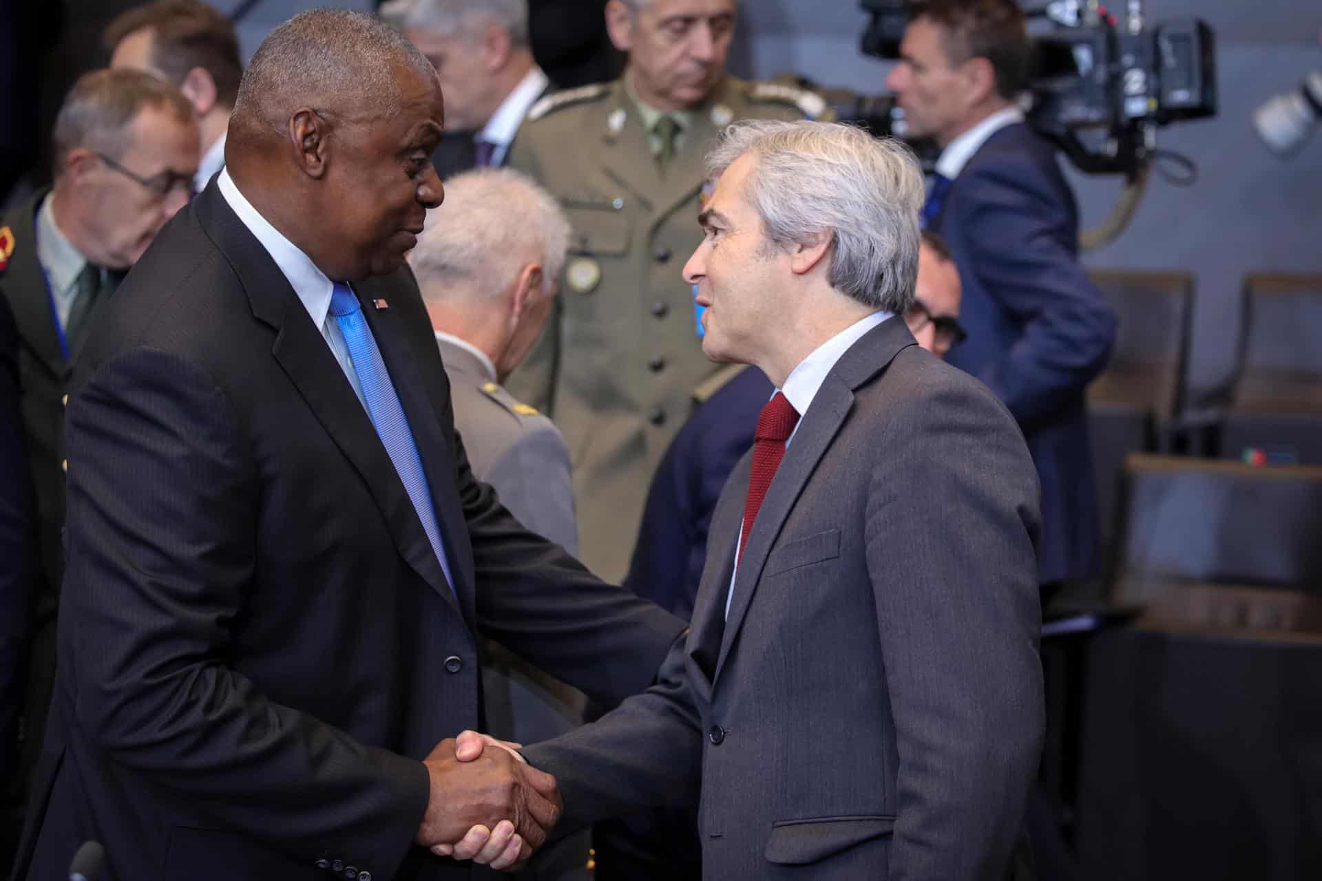 El Secretario de Defensa de Estados Unidos, Lloyd J. Austin III (izq.), estrecha la mano del Ministro de Defensa de Portugal, Nuno Melo, durante el Consejo de Ministros de Defensa de la Organización del Tratado del Atlántico Norte (OTAN) en la sede de la OTAN en Bruselas, Bélgica, el 18 de octubre de 2024. Los Ministros de Defensa aliados se reunirán en la sede de la OTAN en Bruselas los días 17 y 18 de octubre de 2024. (Bélgica, Bruselas) EFE/EPA/OLIVIER MATTHYS