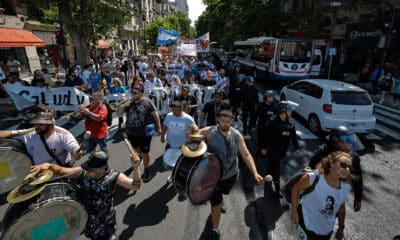 Fotografía de archivo de una de las recientes jornadas de marchas llevadas a cabo en Buenos Aires en protesta por las reformas del Gobierno de Javier Milei. EFE/ Juan Ignacio Roncoroni