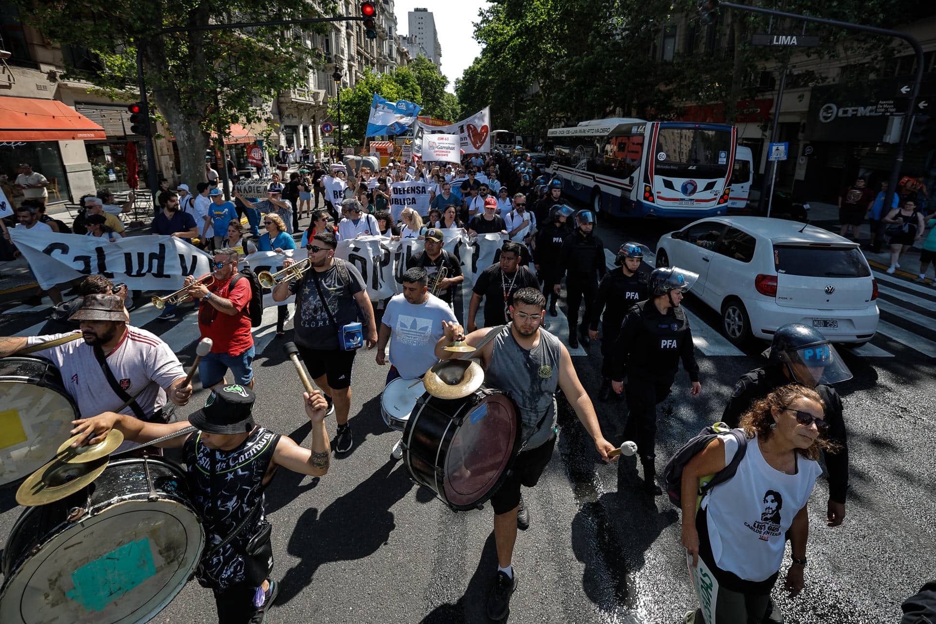 Fotografía de archivo de una de las recientes jornadas de marchas llevadas a cabo en Buenos Aires en protesta por las reformas del Gobierno de Javier Milei. EFE/ Juan Ignacio Roncoroni