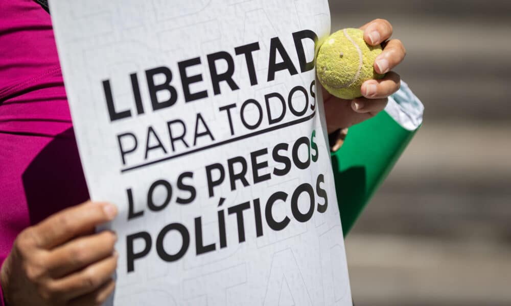 Fotografía de archivo en donde un hombre sostiene un cartel durante una manifestación frente a la sede de la ONU en Caracas (Venezuela). EFE/ Ronald Peña R.