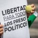 Fotografía de archivo en donde un hombre sostiene un cartel durante una manifestación frente a la sede de la ONU en Caracas (Venezuela). EFE/ Ronald Peña R.