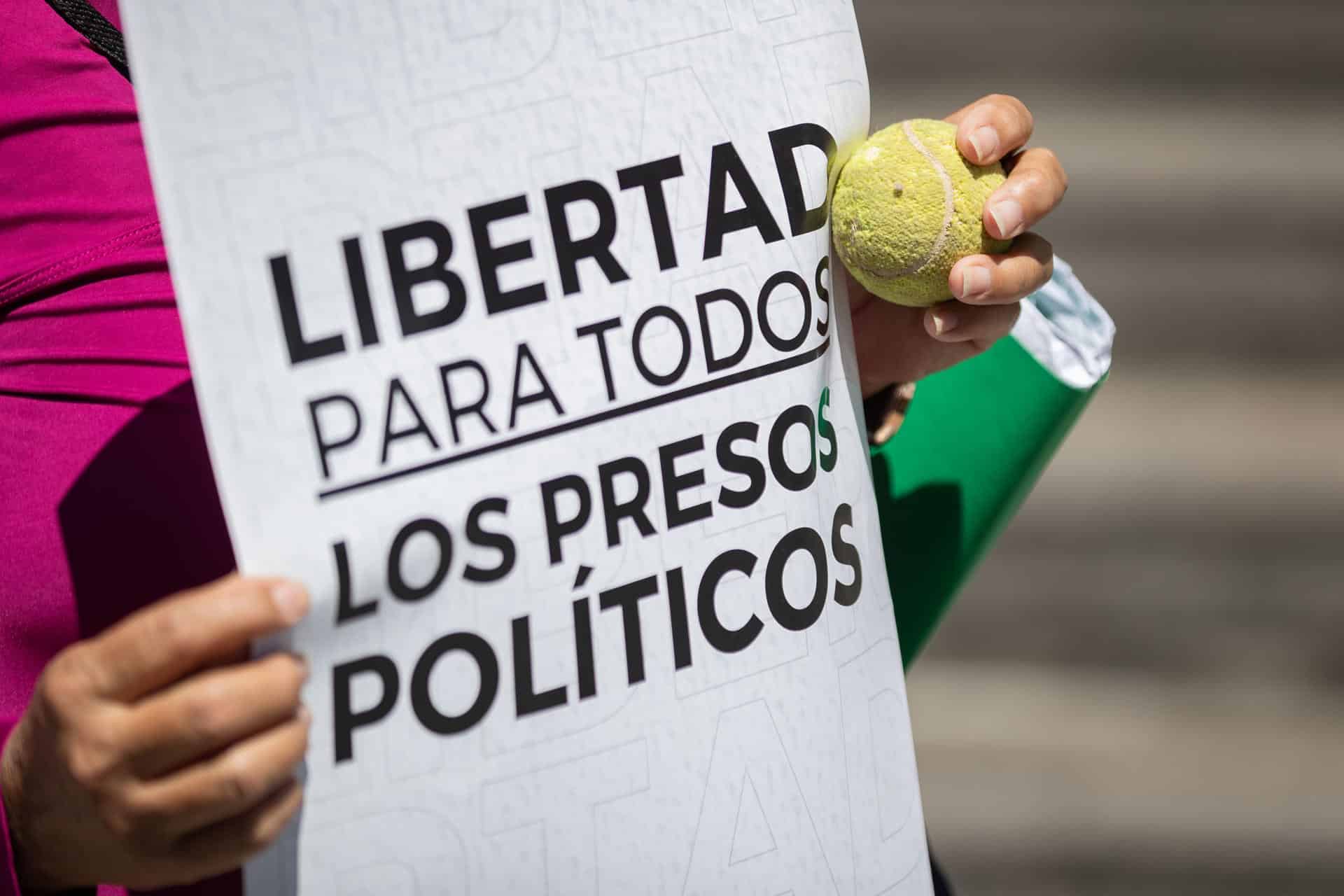 Fotografía de archivo en donde un hombre sostiene un cartel durante una manifestación frente a la sede de la ONU en Caracas (Venezuela). EFE/ Ronald Peña R.