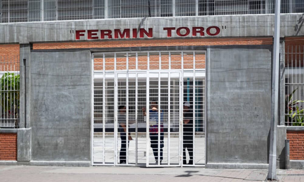 Fotografía de archivo que muestra la entrada del Liceo Fermín Toro, en Caracas (Venezuela). EFE/ Ronald Peña R.