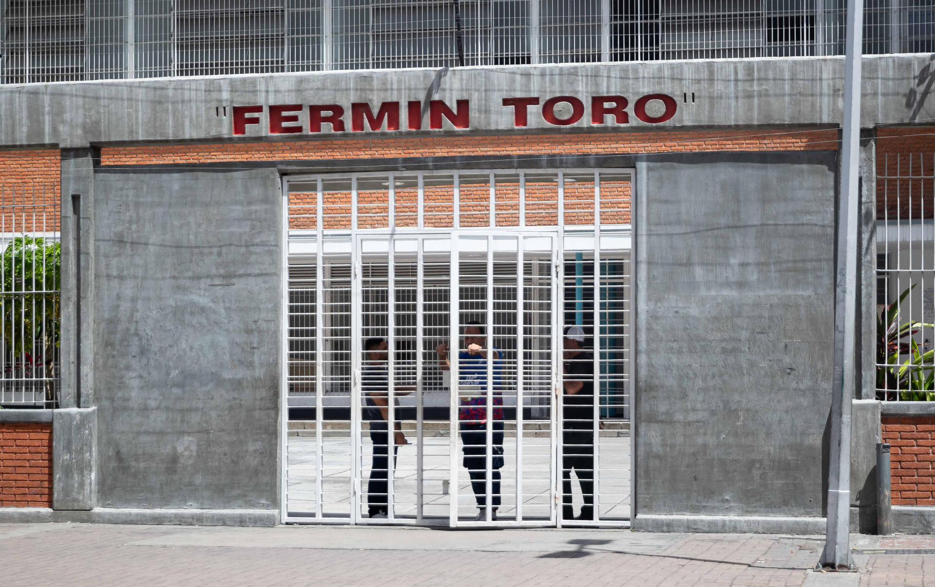 Fotografía de archivo que muestra la entrada del Liceo Fermín Toro, en Caracas (Venezuela). EFE/ Ronald Peña R.