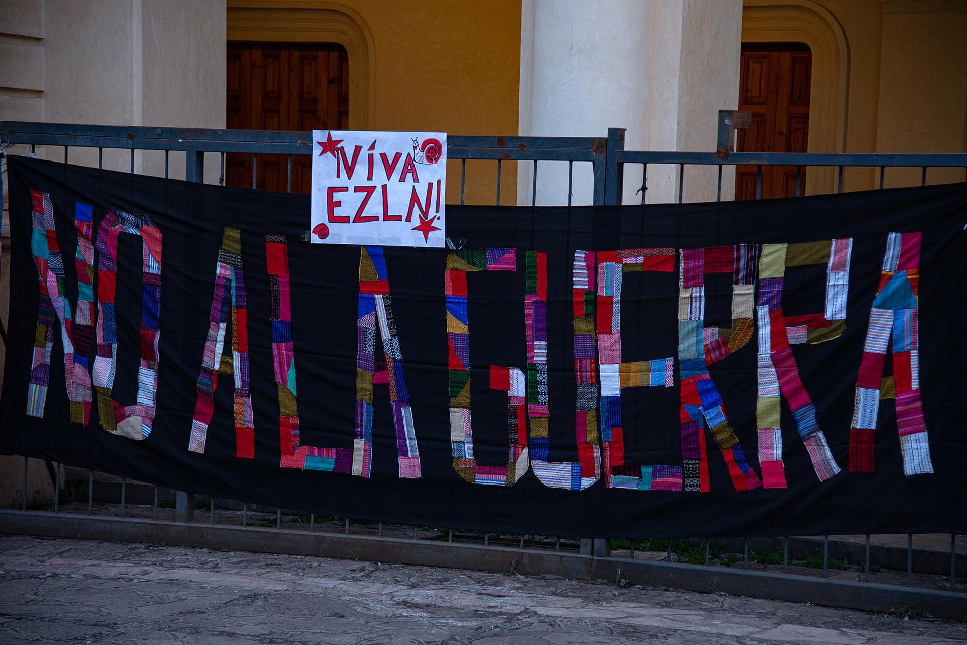 Fotografía de una pancarta en contra la violencia, este jueves en el municipio de San Cristobal de las Casas en el estado de Chiapas (México). EFE/Carlos López