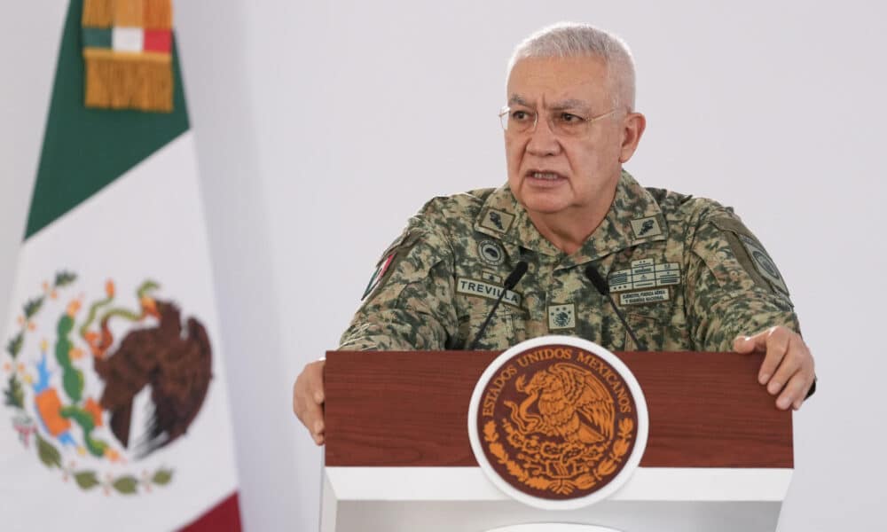 Fotografía cedida por la presidencia de México del secretario de la de Defensa Nacional (Sedena), Ricardo Trevilla Trejo, en una rueda de prensa de la presidenta de México Claudia Sheinabum, en el municipio de Cabo San Lucas, en Baja California Sur (México). EFE/Presidencia de México/SOLO USO EDITORIAL/SOLO DISPONIBLE PARA ILUSTRAR LA NOTICI QUE ACOMPAÑA(CRÉDITO OBLIGATORIO)