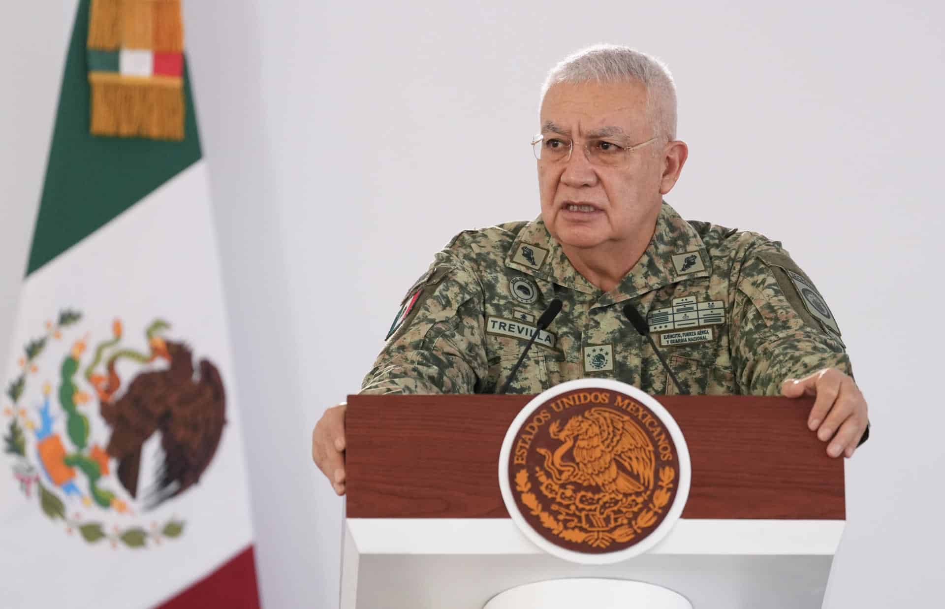 Fotografía cedida por la presidencia de México del secretario de la de Defensa Nacional (Sedena), Ricardo Trevilla Trejo, en una rueda de prensa de la presidenta de México Claudia Sheinabum, en el municipio de Cabo San Lucas, en Baja California Sur (México). EFE/Presidencia de México/SOLO USO EDITORIAL/SOLO DISPONIBLE PARA ILUSTRAR LA NOTICI QUE ACOMPAÑA(CRÉDITO OBLIGATORIO)