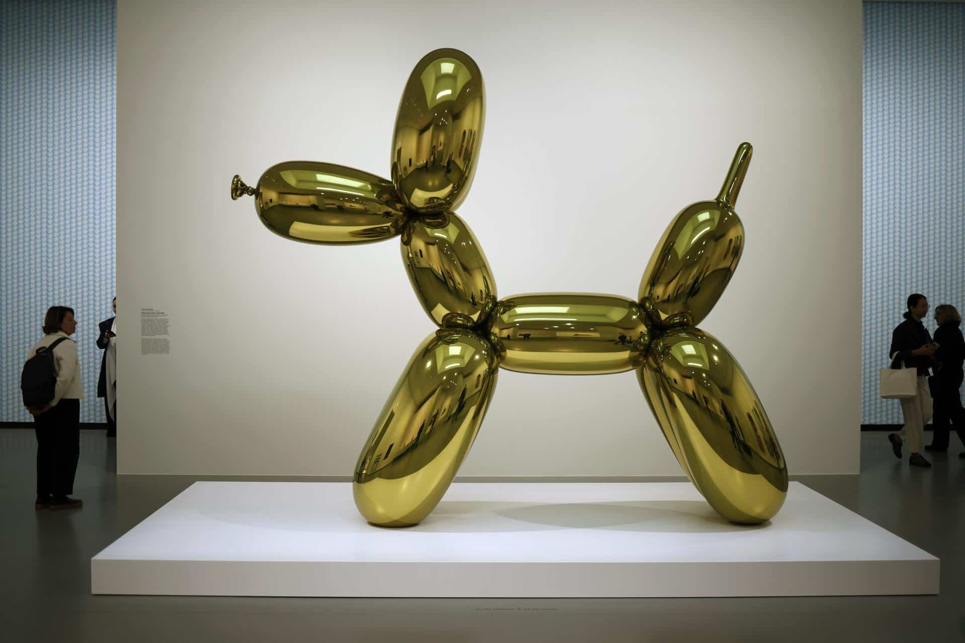 Los visitantes observan la obra de arte 'Balloon Dog' (Amarillo) del artista estadounidense Jeff Koons durante la exposición 'Pop Forever, Tom Wesselmann &Ö' en la Fundación Louis Vuitton en París, Francia, el 15 de octubre de 2024. La exposición estará abierta del 17 de octubre al 24 de febrero de 2025. (Francia) EFE/EPA/YOAN VALAT