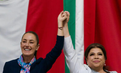 Fotografía cedida por la presidencia de México de la nueva jefa de Gobierno, Clara Brugada (d) y la presidenta mexicana, Claudia Sheinbaum posando este sábado en Ciudad de México (México). EFE/ Presidencia de México /SOLO USO EDITORIAL/SOLO DISPONIBLE PARA ILUSTRAR LA NOTICIA QUE ACOMPAÑA (CRÉDITO OBLIGATORIO)