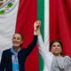 Fotografía cedida por la presidencia de México de la nueva jefa de Gobierno, Clara Brugada (d) y la presidenta mexicana, Claudia Sheinbaum posando este sábado en Ciudad de México (México). EFE/ Presidencia de México /SOLO USO EDITORIAL/SOLO DISPONIBLE PARA ILUSTRAR LA NOTICIA QUE ACOMPAÑA (CRÉDITO OBLIGATORIO)