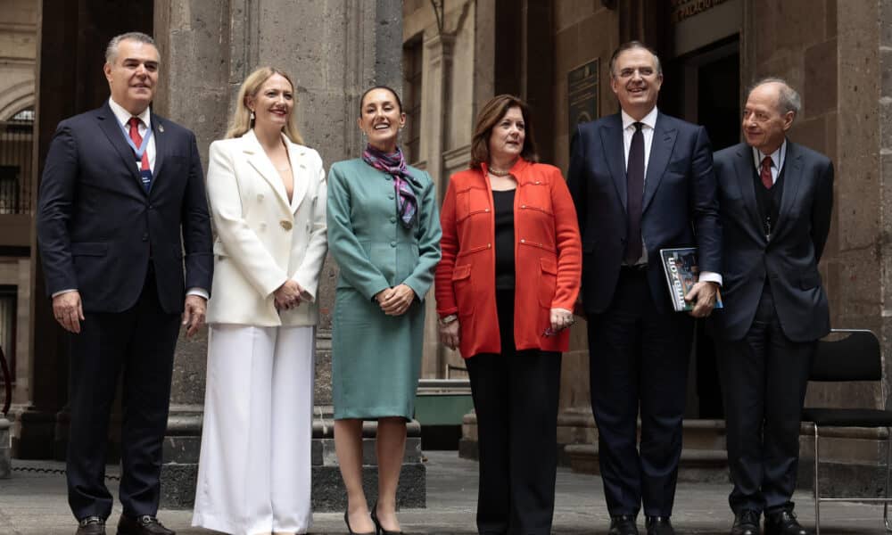 De izquierda a derecha, el presidente del Consejo Coordinador Empresarial, Francisco Cervantes, la directora ejecutiva de México Pacific, Sarah Bairstow, la presidenta de México, Claudia Sheinbaum, la presidenta y directora ejecutiva de US Chamber of Commerce, Suzanne Clark, el secretario de Economía, Marcelo Ebrard y el vicepresidente del consejo global de Tenaris, Guillermo Vogel (d), posan al termino de una rueda de prensa, en el marco de la cumbre de alto nivel entre líderes y empresarios de México y Estados Unidos realizada en Palacio Nacional de la Ciudad de México (México). EFE/José Méndez