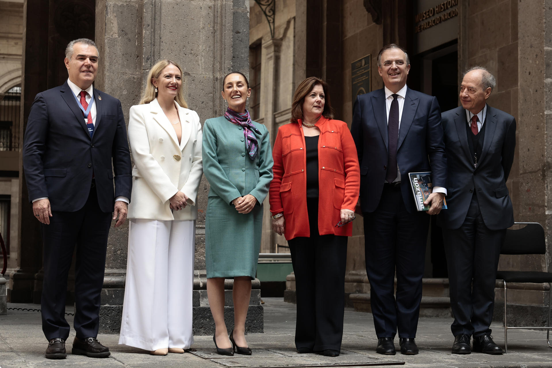 De izquierda a derecha, el presidente del Consejo Coordinador Empresarial, Francisco Cervantes, la directora ejecutiva de México Pacific, Sarah Bairstow, la presidenta de México, Claudia Sheinbaum, la presidenta y directora ejecutiva de US Chamber of Commerce, Suzanne Clark, el secretario de Economía, Marcelo Ebrard y el vicepresidente del consejo global de Tenaris, Guillermo Vogel (d), posan al termino de una rueda de prensa, en el marco de la cumbre de alto nivel entre líderes y empresarios de México y Estados Unidos realizada en Palacio Nacional de la Ciudad de México (México). EFE/José Méndez