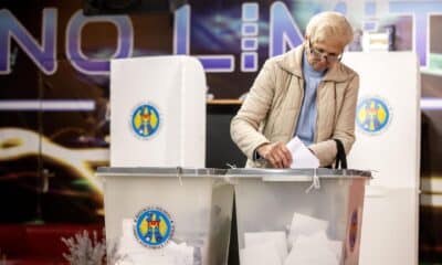 Una mujer emite su voto en un colegio electoral en la aldea de Hrusevo, Moldavia, el 20 de octubre de 2024. EFE/EPA/Dumitru Doru