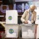 Una mujer emite su voto en un colegio electoral en la aldea de Hrusevo, Moldavia, el 20 de octubre de 2024. EFE/EPA/Dumitru Doru