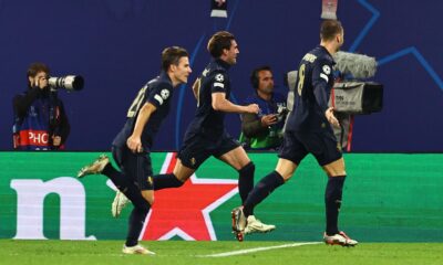 Dusan Vlahovic, de la Juventus (C), celebra con sus compañeros tras marcar el 2-2 durante el partido de la Champions League entre RB Leipzig y Juventus. EFE/EPA/FILIP CANTANTE