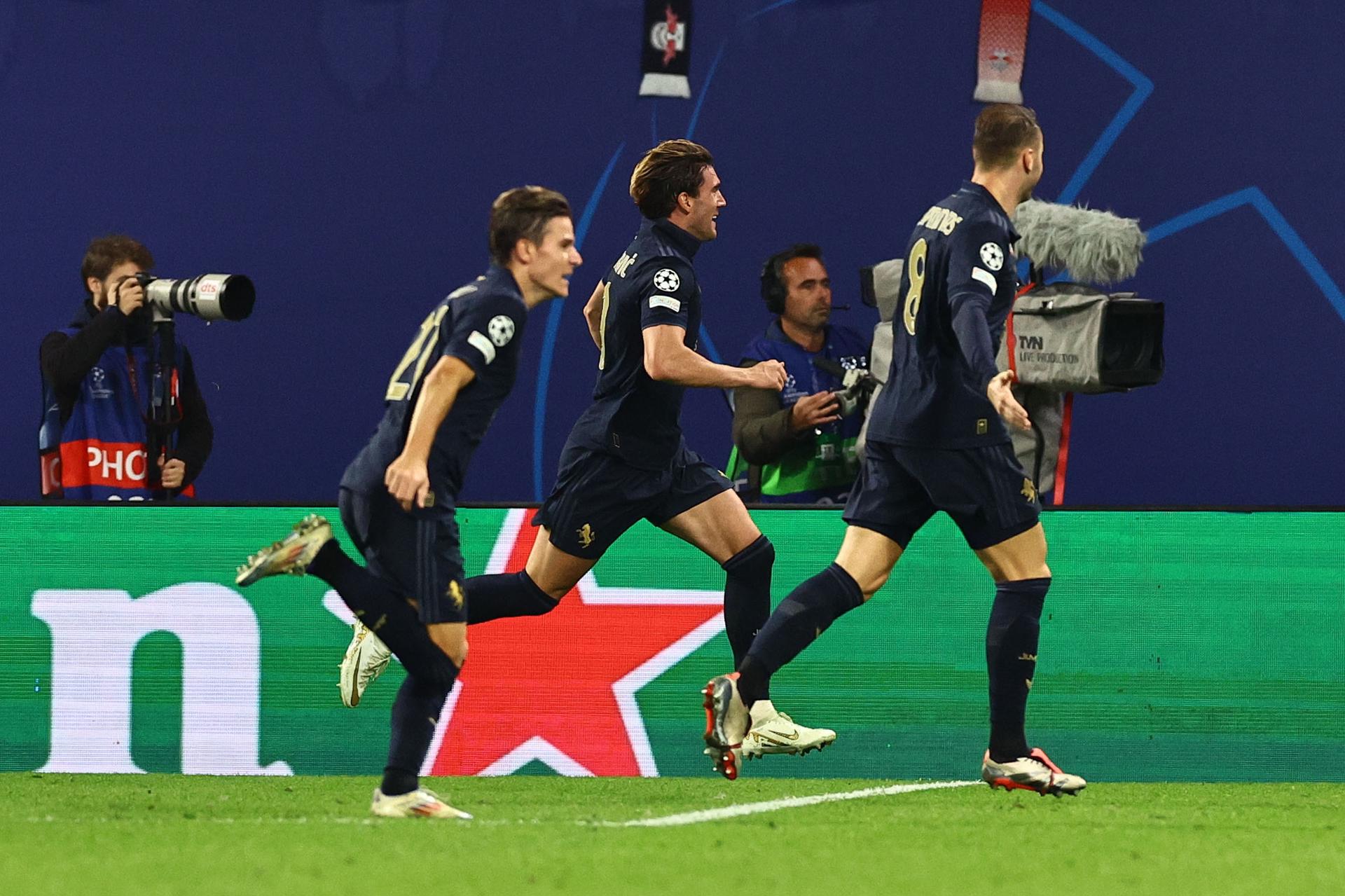 Dusan Vlahovic, de la Juventus (C), celebra con sus compañeros tras marcar el 2-2 durante el partido de la Champions League entre RB Leipzig y Juventus. EFE/EPA/FILIP CANTANTE