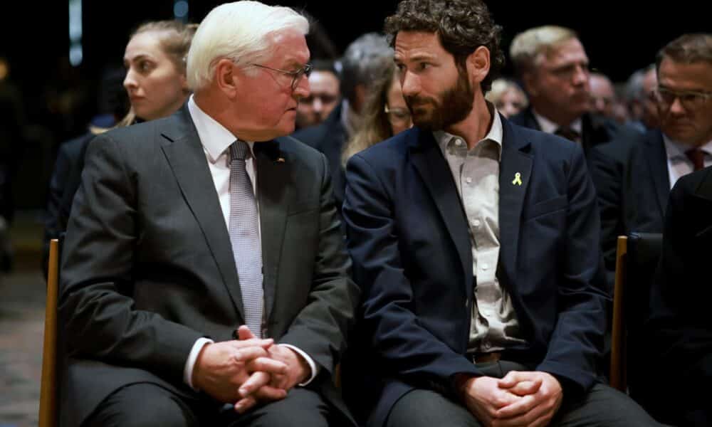 El presidente alemán, Frank-Walter Steinmeier (I), y un superviviente del ataque de Hamás del 7 de octubre de 2023, Alon Gat (D), durante un acto interreligioso este lunes en Berlin. EFE/EPA/CLEMENS BILAN