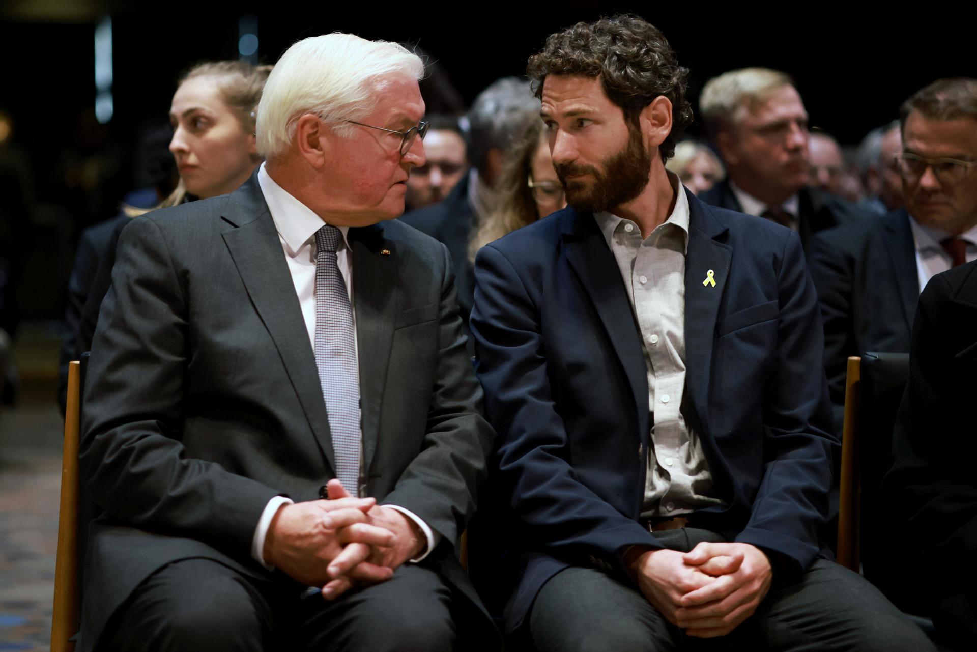 El presidente alemán, Frank-Walter Steinmeier (I), y un superviviente del ataque de Hamás del 7 de octubre de 2023, Alon Gat (D), durante un acto interreligioso este lunes en Berlin. EFE/EPA/CLEMENS BILAN