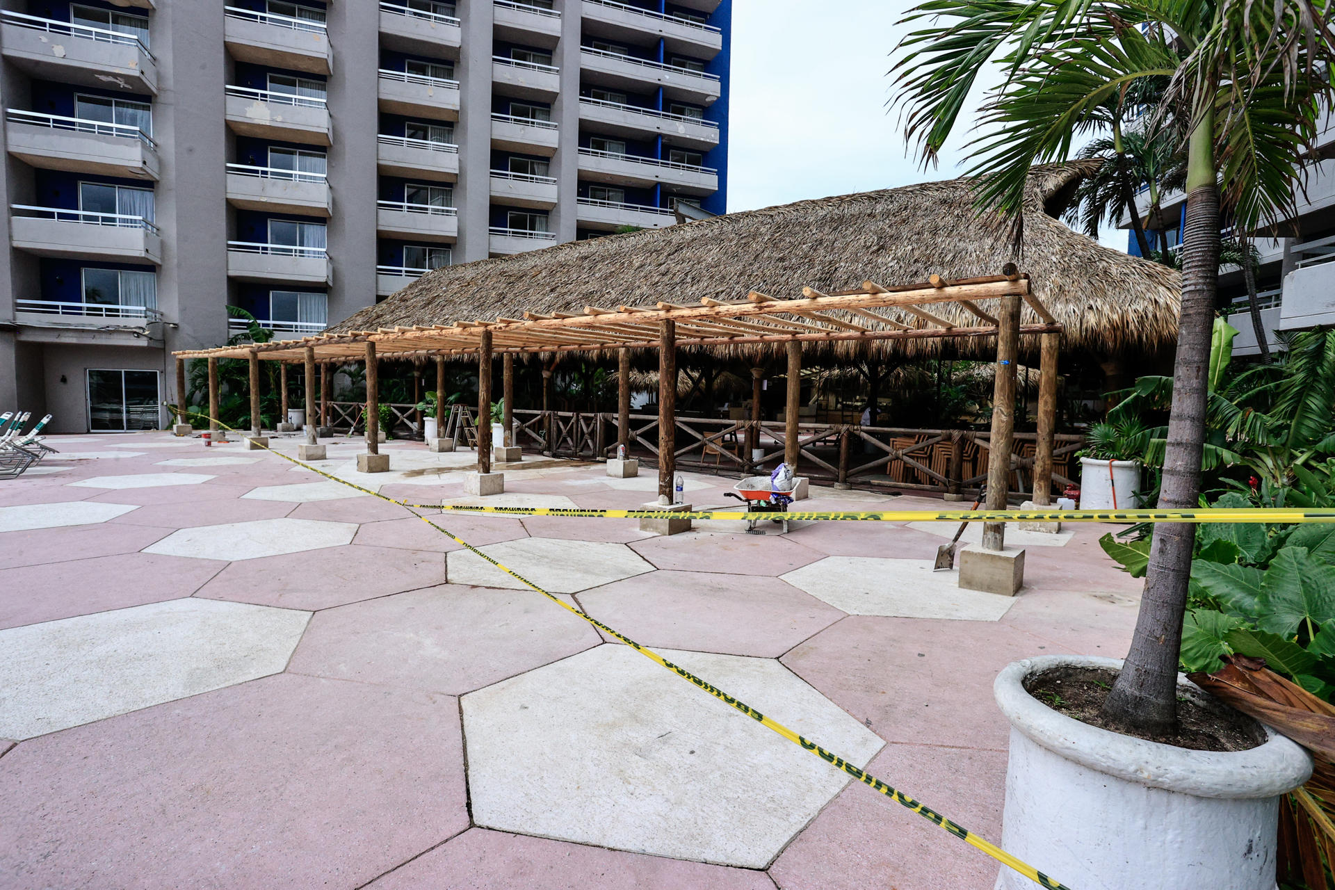 Comerciantes protegen sus negocios este jueves, por las fuertes lluvias que se han pronosticando en el puerto de Acapulco, en el estado de Guerrero (México). EFE/David Guzmán